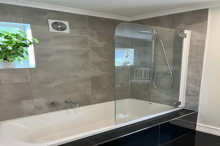 Photo of property in 2/2 Kiteroa Terrace, Rothesay Bay, Auckland, 0630