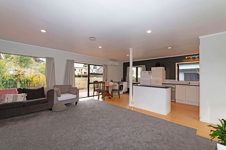 Photo of property in 21a Birdwood Road, Swanson, Auckland, 0612