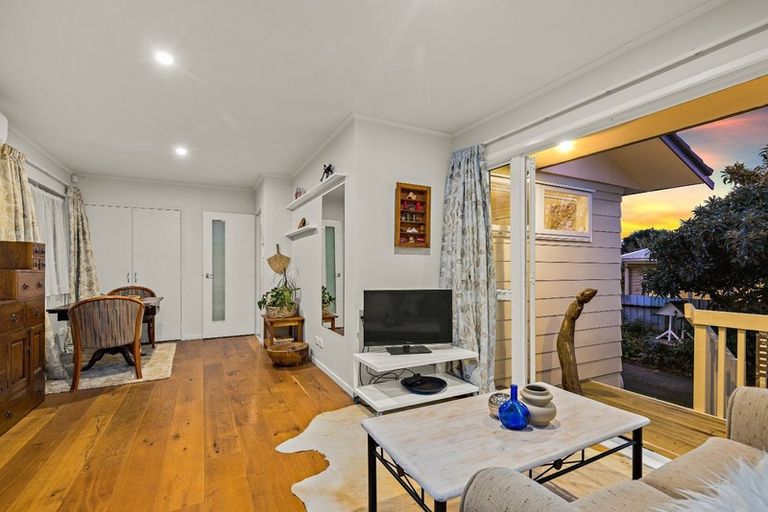 Photo of property in 14a Taioma Crescent, Te Atatu Peninsula, Auckland, 0610