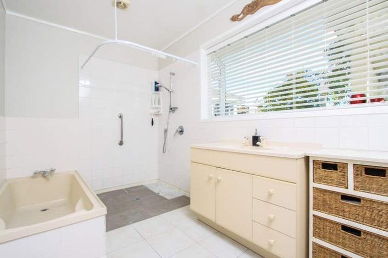 Photo of property in 8 Kay Drive, Blockhouse Bay, Auckland, 0600