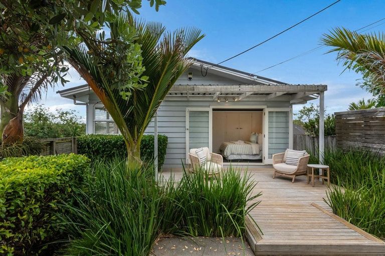 Photo of property in 11 Woodside Avenue, Northcote, Auckland, 0627