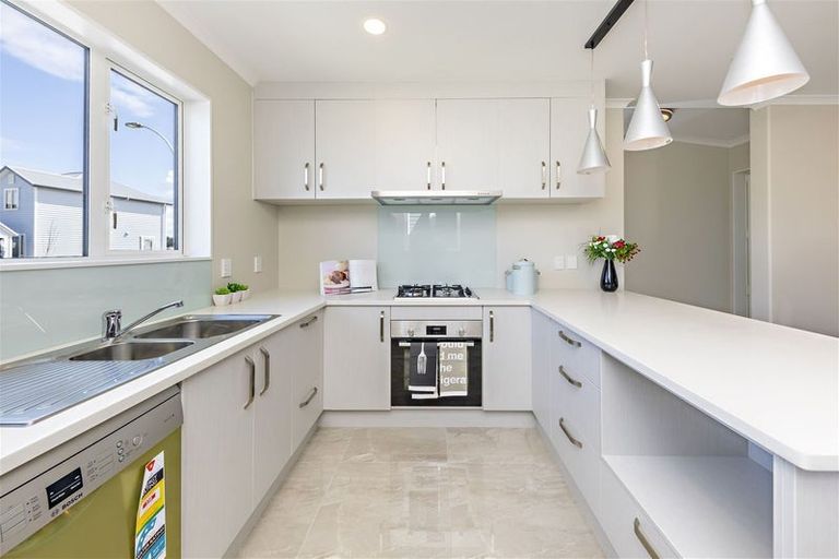 Photo of property in 25 Warbler Crescent, Papakura, 2110