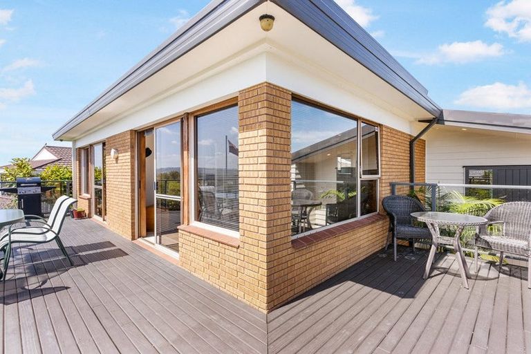 Photo of property in 8 Pounamu Place, Shelly Park, Auckland, 2014