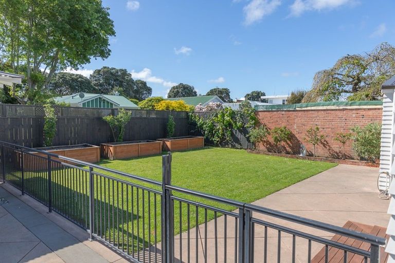 Photo of property in 16 Selwyn Crescent, College Estate, Whanganui, 4500