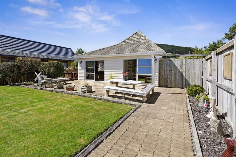 Photo of property in 53 Ranui Terrace, Tawa, Wellington, 5028
