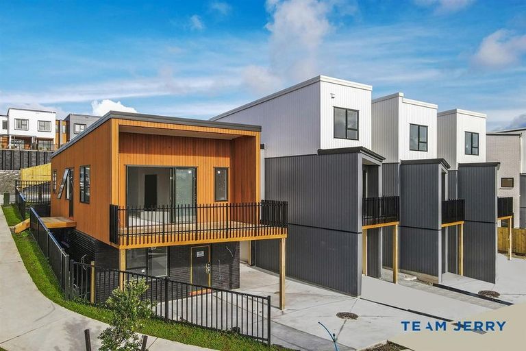 Photo of property in 16 Kuaha Road, Massey, Auckland, 0614