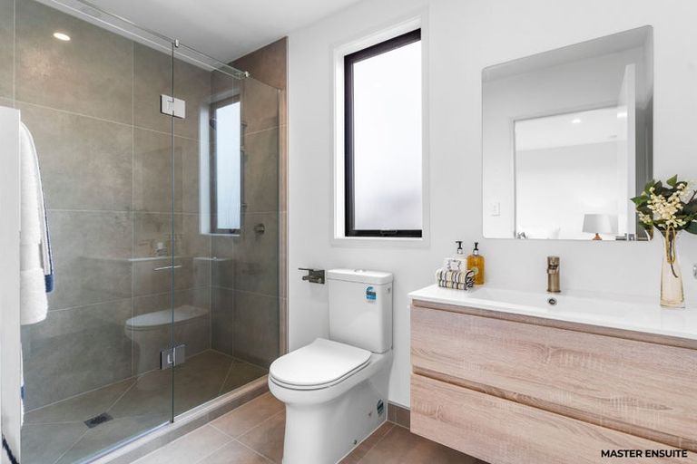 Photo of property in 2/8 Chivalry Road, Glenfield, Auckland, 0629