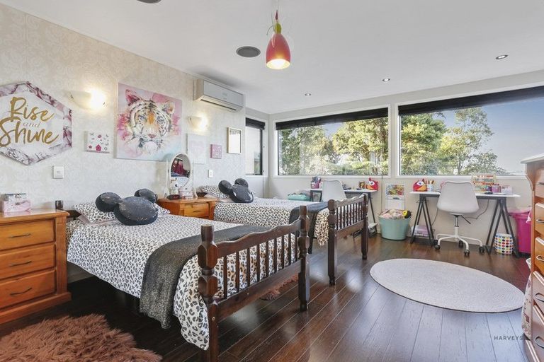 Photo of property in 32 Turanga Road, Henderson Valley, Auckland, 0612