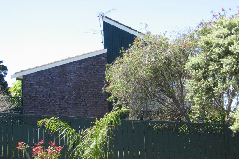 Photo of property in 1/18 Wernham Place, Northcote, Auckland, 0626