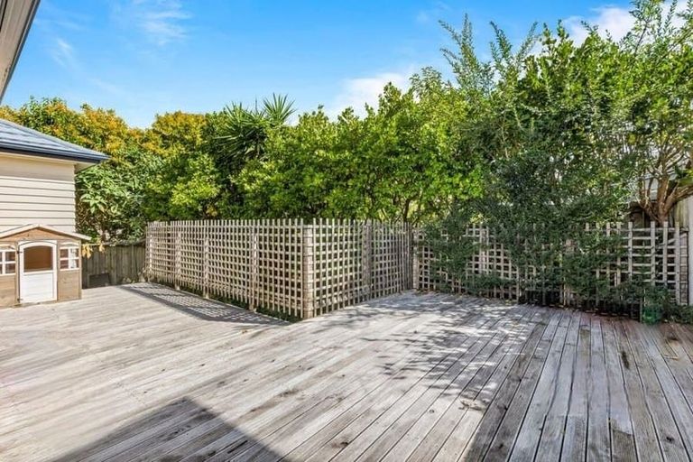 Photo of property in 71 Kemp Road, Massey, Auckland, 0614