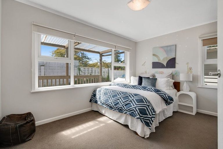 Photo of property in 1/52 Sunnynook Road, Sunnynook, Auckland, 0620