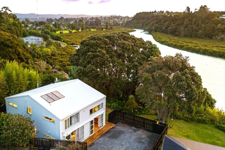 Photo of property in 16a Renata Crescent, Te Atatu Peninsula, Auckland, 0610