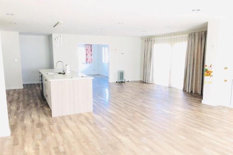 Photo of property in 24 Sohlue Place, Oteha, Auckland, 0632