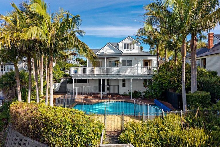 Photo of property in 46 Waterview Road, Stanley Point, Auckland, 0624