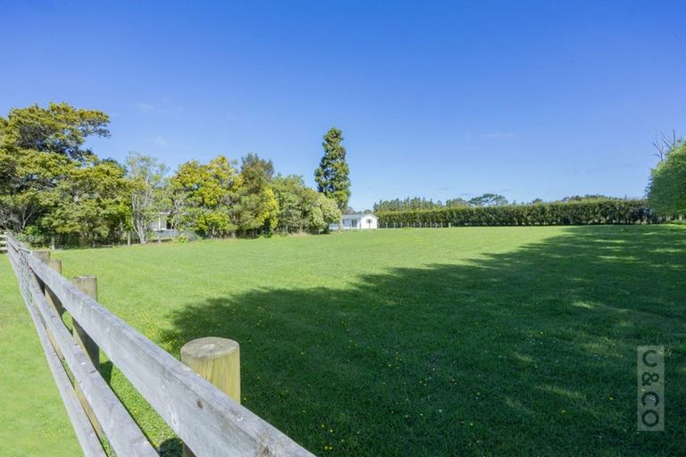 Photo of property in 11 Taupaki Road, Taupaki, 0782