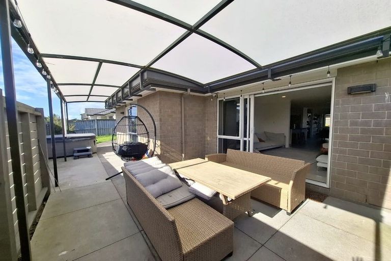 Photo of property in 10 Iwinuku Crescent, Wattle Downs, Auckland, 2103