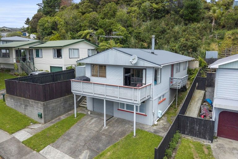 Photo of property in 32 Kingsley Street, Stokes Valley, Lower Hutt, 5019