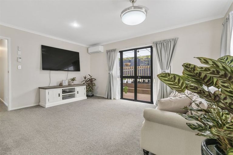 Photo of property in 1/6 Glen Vista Place, Bayview, Auckland, 0629