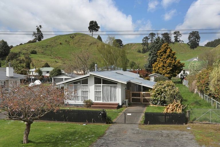 Photo of property in 14 Ongo Road, Hunterville, 4730