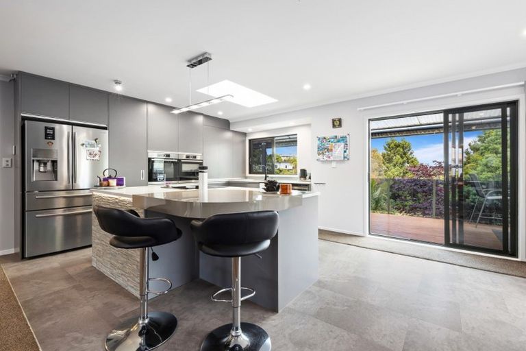 Photo of property in 27 Lorikeet Place, Unsworth Heights, Auckland, 0632