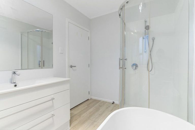 Photo of property in 9 Pohutukawa Avenue, Red Beach, 0932