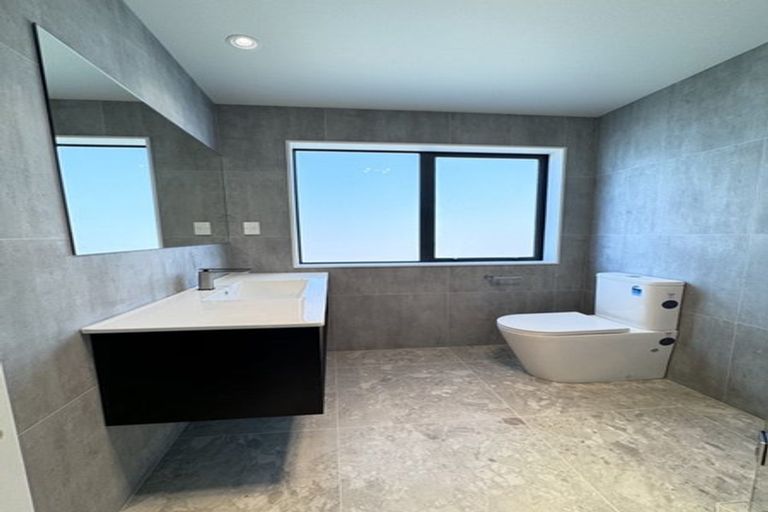 Photo of property in 130 Skulander Crescent, Orewa, 0931