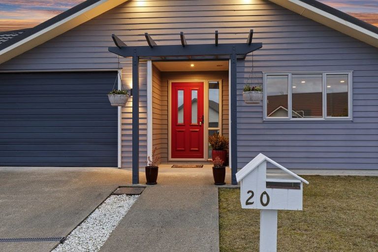 Photo of property in 20 Ronald Scott Grove, Riverstone Terraces, Upper Hutt, 5018