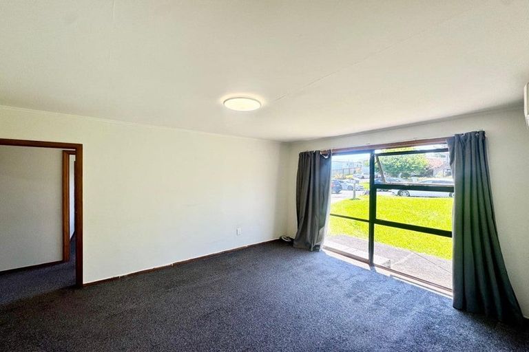Photo of property in 11 Springside Place, New Lynn, Auckland, 0600