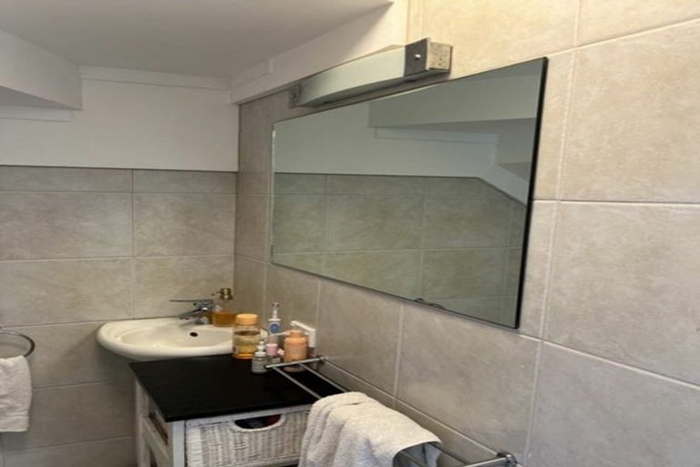 Photo of property in 2/104 Ocean View Road, Northcote, Auckland, 0627