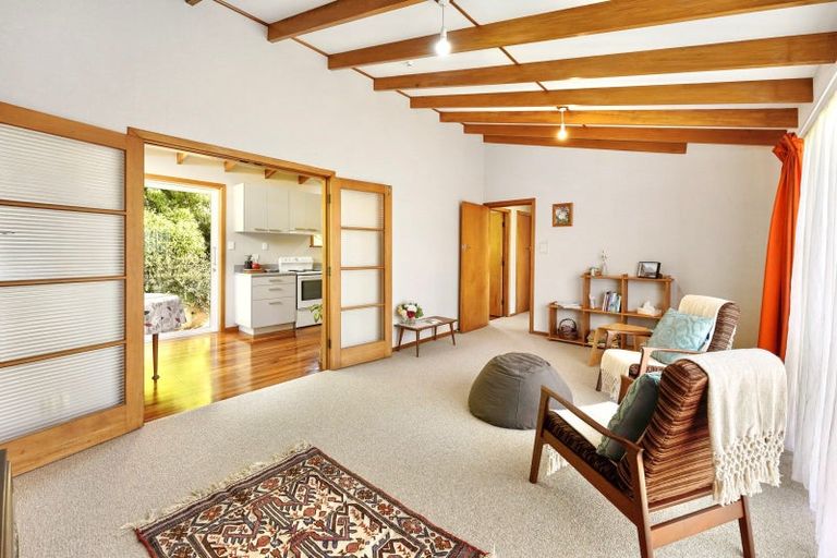 Photo of property in 6 Cotswold Crescent, Newlands, Wellington, 6037