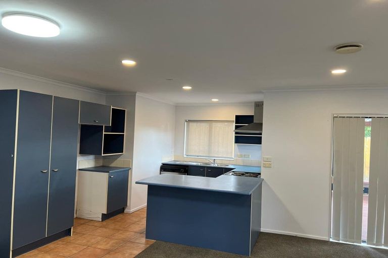 Photo of property in 18 Plumstead Rise, Glen Eden, Auckland, 0602