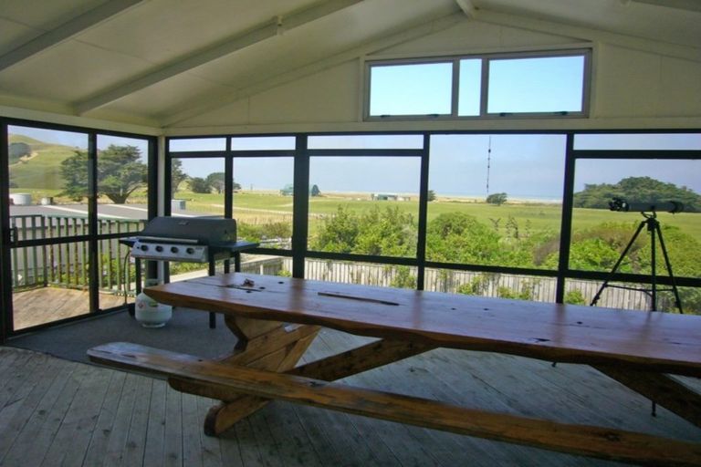 Photo of property in 65 Seaview Road, Cable Bay, 0420