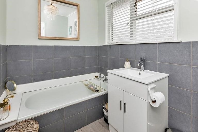 Photo of property in 2 Karoro Road, One Tree Point, 0118