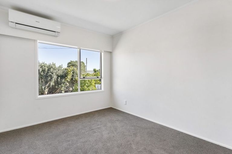 Photo of property in 1/40 Lake Road, Narrow Neck, Auckland, 0624