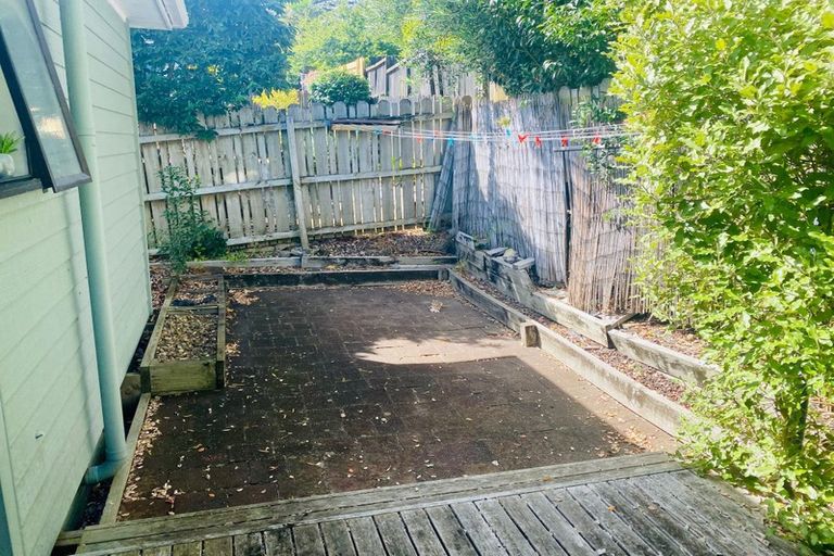 Photo of property in 2/7 Lynngate Place, Hillcrest, Auckland, 0627