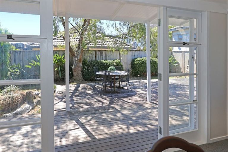 Photo of property in 4 Tasman Avenue, Henderson Valley, Auckland, 0614