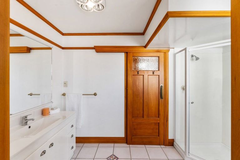 Photo of property in 18 Sealy Road, Bluff Hill, Napier, 4110