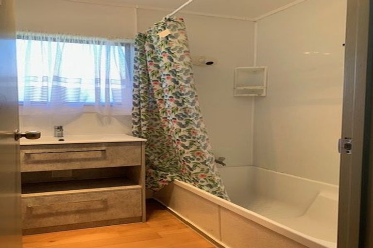 Photo of property in 3a Fruitvale Road, New Lynn, Auckland, 0600