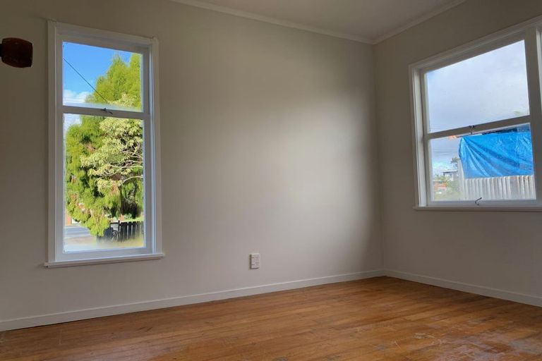 Photo of property in 36 Royal Road, Massey, Auckland, 0614