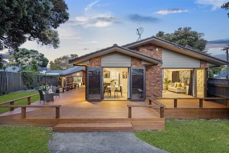 Photo of property in 37 Parkhill Road, Mellons Bay, Auckland, 2014