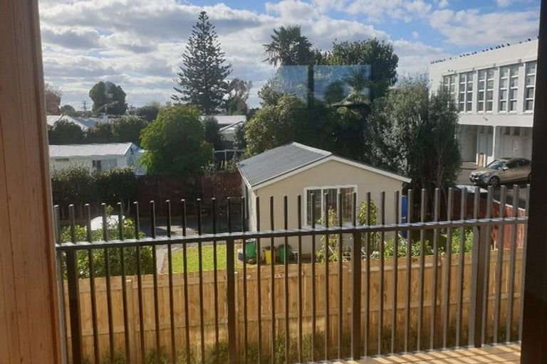 Photo of property in 7/5 Peachgrove Road, Te Atatu Peninsula, Auckland, 0610