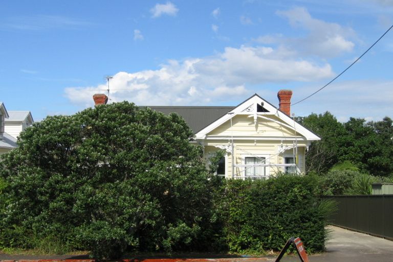 Photo of property in 2 William Bond Street, Stanley Point, Auckland, 0624