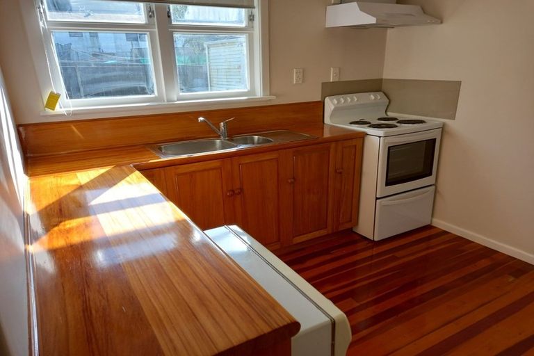 Photo of property in 73 Victory Crescent, Tawa, Wellington, 5028