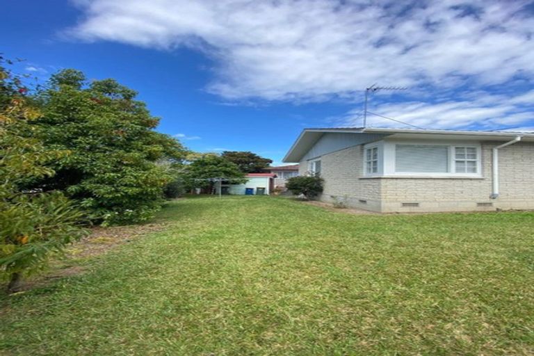 Photo of property in 2/23 Manhattan Heights, Glendene, Auckland, 0602