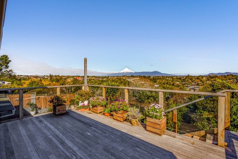 Photo of property in 21 Longview Drive, Merrilands, New Plymouth, 4312