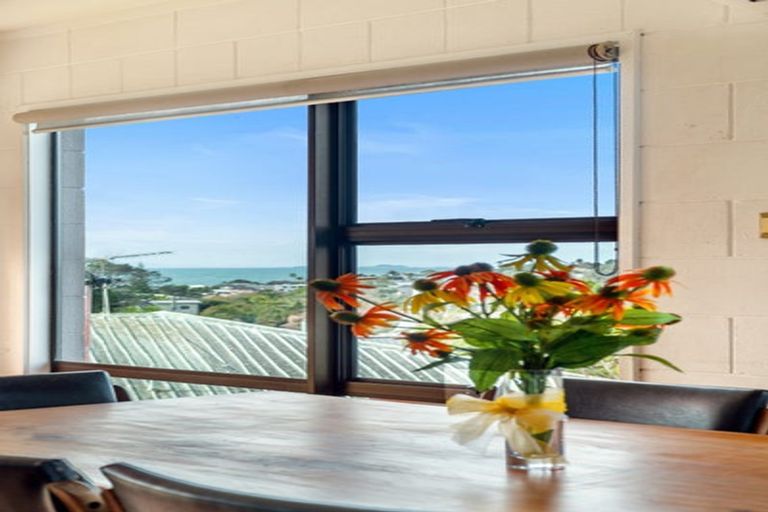 Photo of property in 2/90 Browns Bay Road, Rothesay Bay, Auckland, 0630