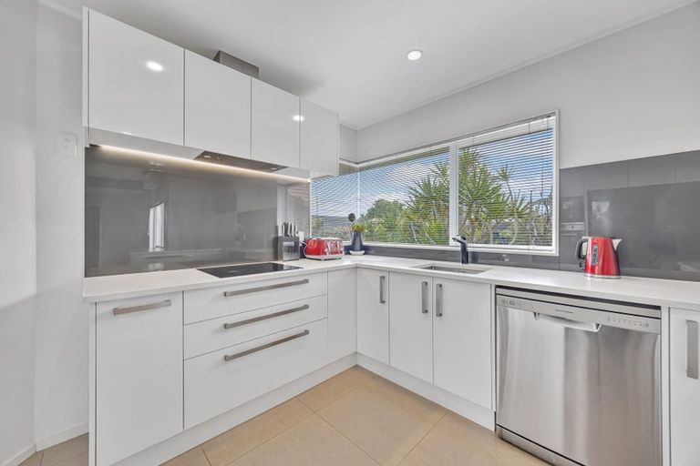 Photo of property in 6 Hanly Close, West Harbour, Auckland, 0618