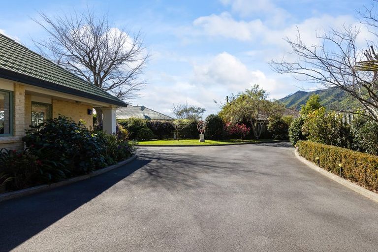 Photo of property in 16 Cranbrook Grove, Waikanae, 5036