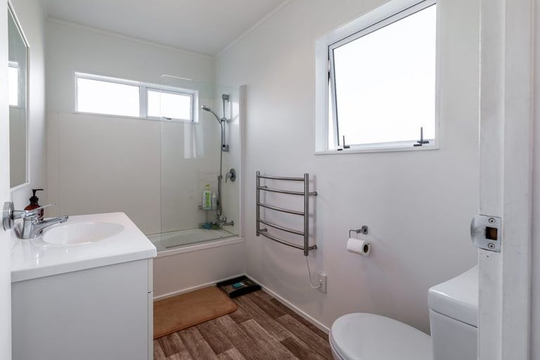 Photo of property in 1/34 Lambrown Drive, Totara Vale, Auckland, 0629