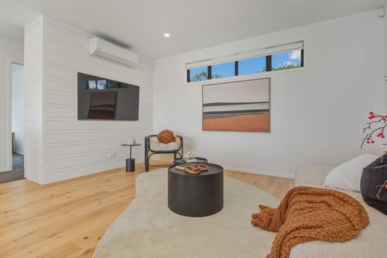 Photo of property in 85a Awaroa Road, Sunnyvale, Auckland, 0612